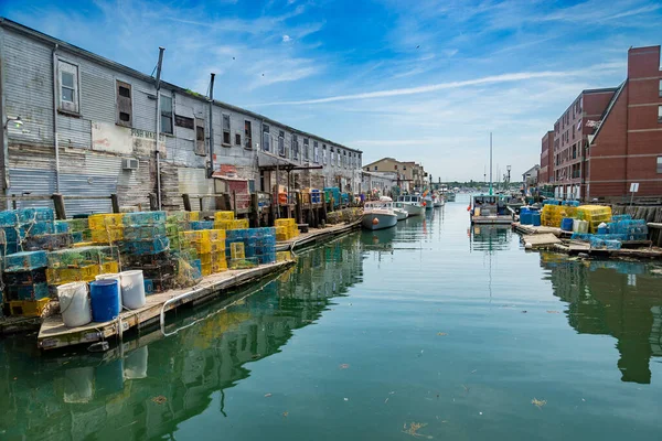 Ein Pier Voller Hummerfallen Und Ein Altes Gebäude Alter Hafen — Stockfoto