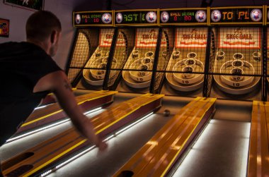 Old ORCHARD BEACH, MAINE - 24 AUGUS 2014: İnsanlar eski Orchard Beach Maine 'de, dönme dolaba sahip, küçük, sahile yakın bir lunapark olan eğlence parkının tadını çıkarıyorlar.