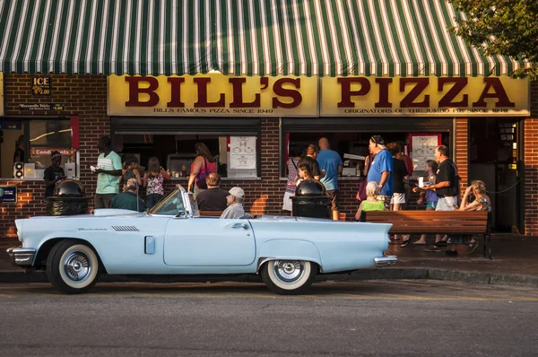 Gammal vintage parkerad nära en pizzeria i Old Orchard Beach Maine — Stockfoto