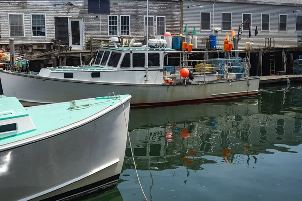 En brygga fylld med hummerfällor och en gammal byggnad, gamla hamnen, i Portland, Maine. — Stockfoto