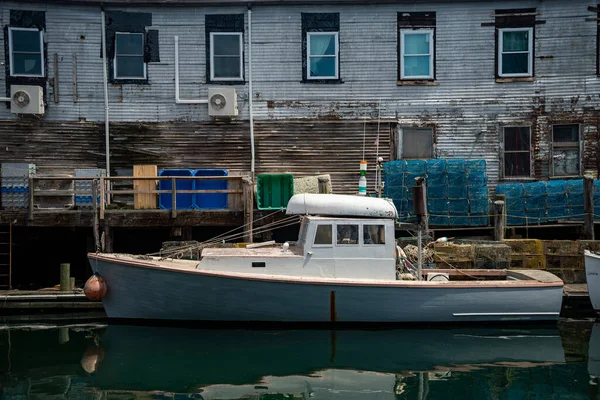 Un muelle lleno de trampas para langostas y un viejo edificio, el puerto viejo, en Portland, Maine. — Foto de Stock