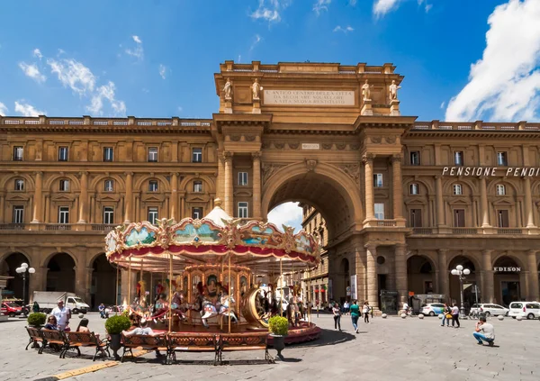 Republic square with the illuminated motion blurred carrousel in Florence — Stock Photo, Image