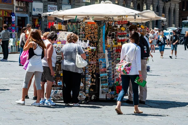 Chiosco dei souvenir in Piazza della Signoria in una giornata di sole, Italia — Foto Stock