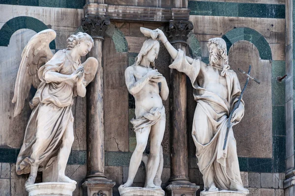 :Statyer av Kristi dop av A. Sansovino och I. Spinazzi repliker, i Florens dop, Florens, Italien, — Stockfoto