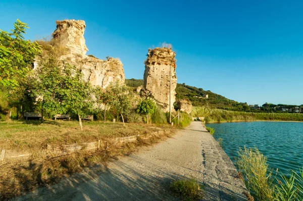 Het uitzicht op de Romeinse ruïnes over de Apollo tempel bij Lago dAverno, Napels in Italië — Stockfoto