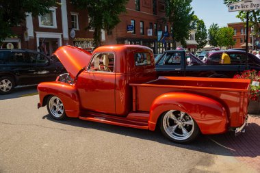 SACO, MAINE - 24 Temmuz 2021: Maine 'deki küçük Saco kasabasında her yıl düzenlenen bir sergide eski bir Amerikan arabası. Sergi her yıl temmuzun son cumartesisinde Saco 'da düzenlenir..