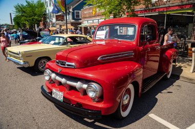 SACO, MAINE - 24 Temmuz 2021: Maine 'deki küçük Saco kasabasında her yıl düzenlenen bir sergide eski bir Amerikan arabası. Sergi her yıl temmuzun son cumartesisinde Saco 'da düzenlenir..