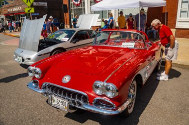 SACO, MAINE - 24 Temmuz 2021: Maine 'deki küçük Saco kasabasında her yıl düzenlenen bir sergide eski bir Amerikan arabası. Sergi her yıl temmuzun son cumartesisinde Saco 'da düzenlenir..