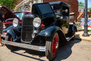 SACO, MAINE - 24 Temmuz 2021: Maine 'deki küçük Saco kasabasında her yıl düzenlenen bir sergide eski bir Amerikan arabası. Sergi her yıl temmuzun son cumartesisinde Saco 'da düzenlenir..
