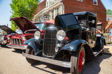 SACO, MAINE - 24 Temmuz 2021: Maine 'deki küçük Saco kasabasında her yıl düzenlenen bir sergide eski bir Amerikan arabası. Sergi her yıl temmuzun son cumartesisinde Saco 'da düzenlenir..