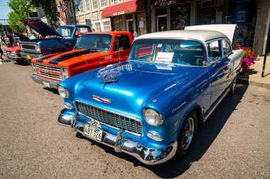 SACO, MAINE - 24 Temmuz 2021: Maine 'deki küçük Saco kasabasında her yıl düzenlenen bir sergide eski bir Amerikan arabası. Sergi her yıl temmuzun son cumartesisinde Saco 'da düzenlenir..