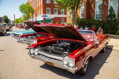 SACO, MAINE - 24 Temmuz 2021: Maine 'deki küçük Saco kasabasında her yıl düzenlenen bir sergide eski bir Amerikan arabası. Sergi her yıl temmuzun son cumartesisinde Saco 'da düzenlenir..