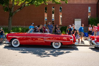 SACO, MAINE - 24 Temmuz 2021: Maine 'deki küçük Saco kasabasında her yıl düzenlenen bir sergide eski bir Amerikan arabası. Sergi her yıl temmuzun son cumartesisinde Saco 'da düzenlenir..