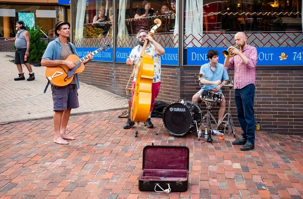 Portland Ağustos 2021 Portland Maine Yaz Günü Kaldırımda Müzik Yapan — Stok fotoğraf