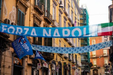 Napoli, İtalya - 1 Haziran 2025: Napoli ve Futbol Çözülemez Bağlantı. İtalya 'da Duomo Banner Yolu.