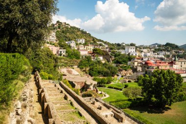 İtalya, Napoli, Baia, antik Romalıların spa tedavileri konusunda uzmanlaşmış arkeolojik alana bakış ve detaylar. İtalya