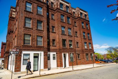 Lowell MA, ABD - 1 Mayıs 2021 Lowell Belediye Binası ve Lowell şehir merkezi manzarası, Massachusetts MA, ABD.