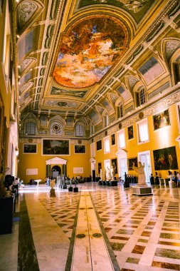 Napoli, İtalya - 6 Temmuz 2025: Napoli, İtalya 'daki Meridyen Odası adlı Arkeoloji Müzesi' nin içindeki büyük salon