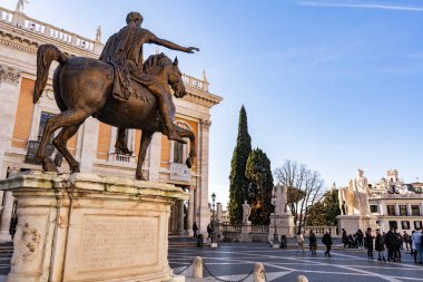 Roma, İtalya - 6 Aralık 2025: Cordonata del Campidoglio merdivenleri, Roma, İtalya 'da heykeller ve turistler.