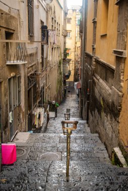 Napoli sokakları tarihin, günlük yaşamın ve otantik güney İtalyan kültürünün canlı bir karışımıdır.