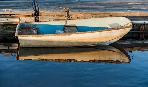 Barco na costa oceânica — Fotografia de Stock