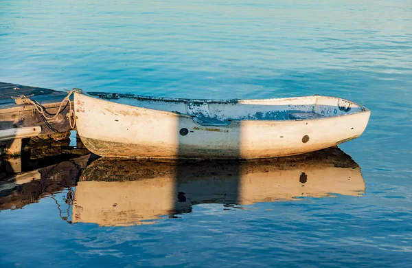 Boot an der Küste des Ozeans — Stockfoto