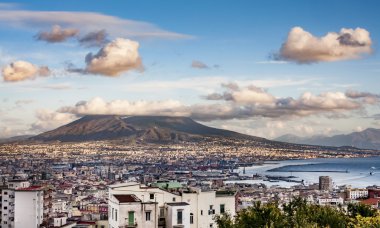 Napoli ve Vezüv Dağı