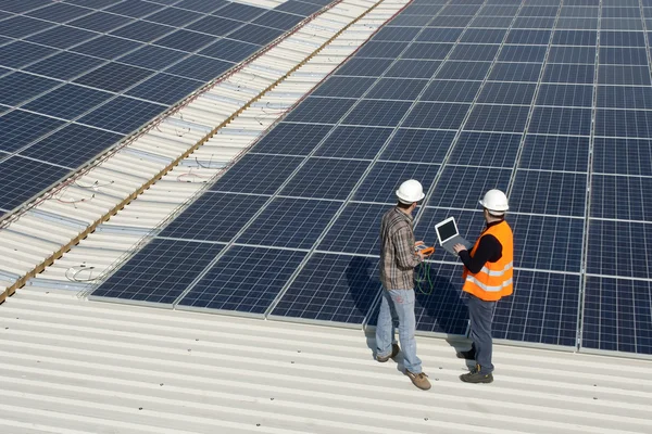 Planta de energía solar en el tejado de una industria —  Fotos de Stock