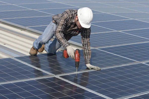 Dělníci solární elektrárny — Stock fotografie