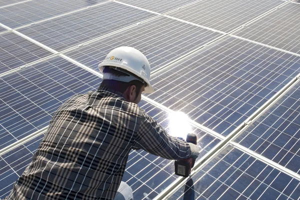 Εργαζόμενοι του ηλιακή μονάδα παραγωγής ενέργειας — Φωτογραφία Αρχείου