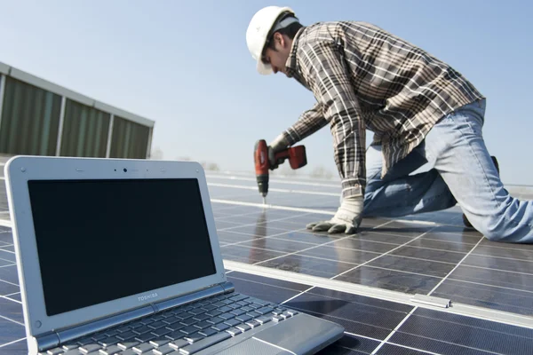 Workers of a solar power plant — Stock Photo, Image