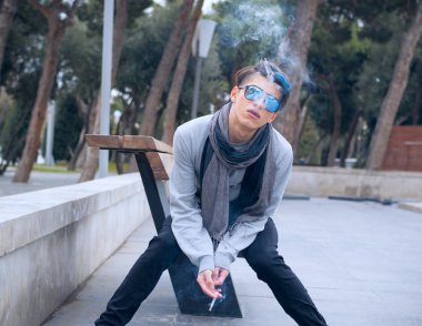 genç çocuk sigara 
