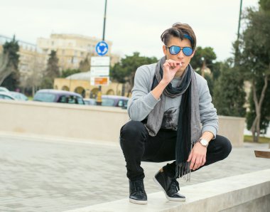 genç çocuk sigara 