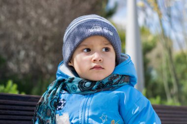 Parktaki küçük çocuk. 