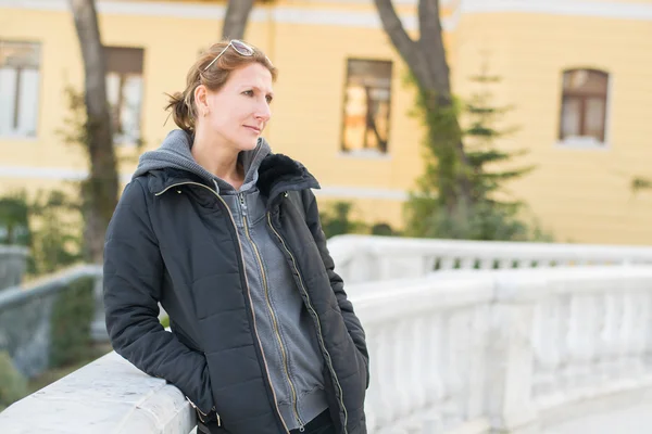 Mujer de mediana edad al aire libre — Foto de Stock