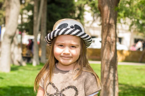 Hermosa niña al aire libre — Foto de Stock