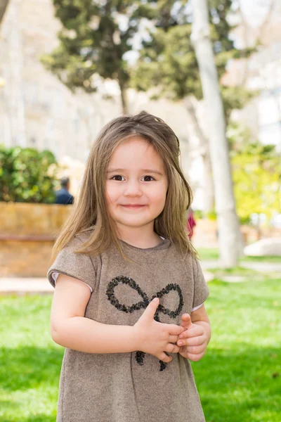 Hermosa niña al aire libre — Foto de Stock