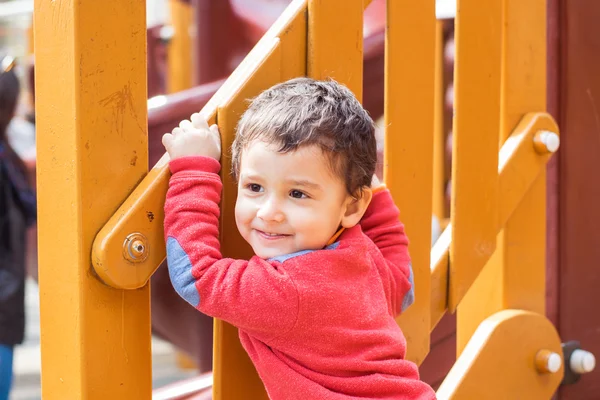 Junge spielt auf dem Spielplatz — Stockfoto