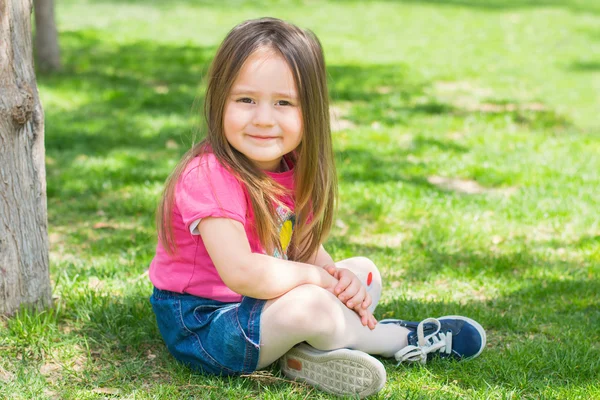 Hermosa niña al aire libre — Foto de Stock