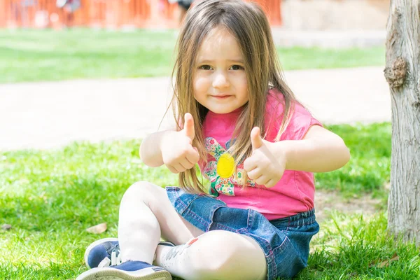 Niña al aire libre muestra gestos — Foto de Stock