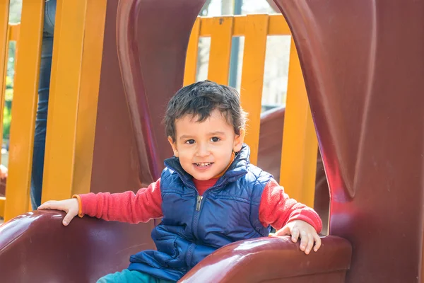 Junge spielt auf dem Spielplatz — Stockfoto