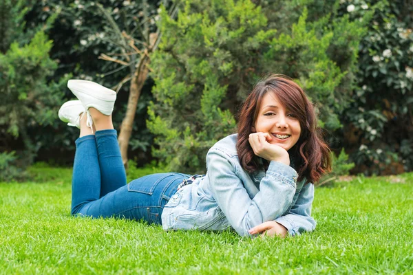 Chica joven con frenos al aire libre — Foto de Stock