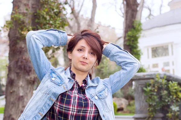 Joven hermosa mujer — Foto de Stock