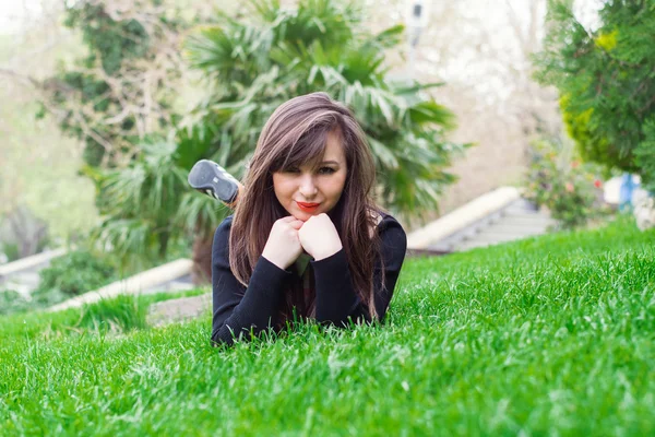 Mujer acostada en la hierba — Foto de Stock