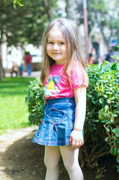 Hermosa niña al aire libre — Foto de Stock