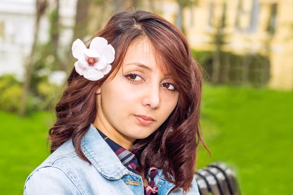 Mulher bonita sentada em um banco — Fotografia de Stock