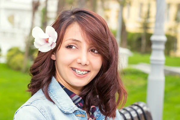 Retrato de niña con flor en el pelo — Foto de Stock