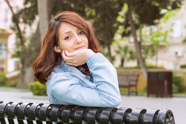 Joven hermosa mujer — Foto de Stock