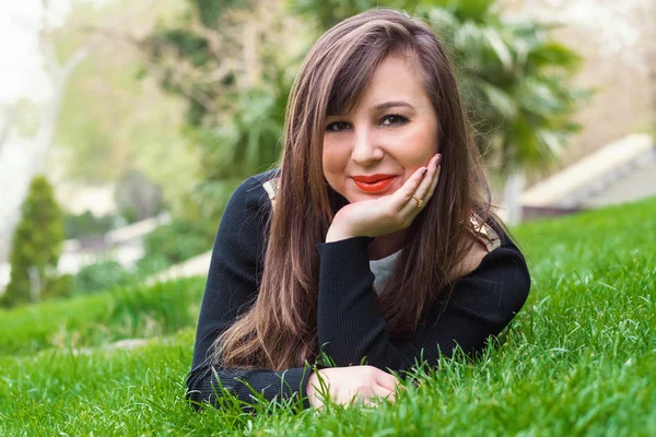 Frau liegt auf dem Gras — Stockfoto