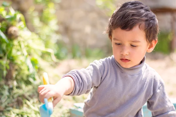 Boy playing with sand — Stock Photo, Image